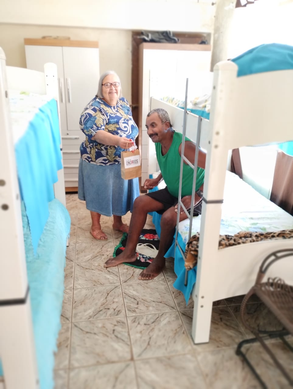 Tania Alexandre, liderança comunitária, visita moradores para apoiar a continuidade dos exames e da 